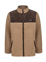 Campera polar con cierre frontal completo, confeccionada en tejido sherpa color beige con paneles superiores, cuello y detalles en bolsillos de pana marrón oscuro. Presenta un diseño de calce regular con parche decorativo en el pecho.