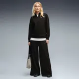 Pantalón deportivo Puma Class Relaxed Wide Leg, color negro, con diseño de pierna ancha, cintura elástica con cordón de ajuste y bolsillos laterales. Cuenta con el logo de la marca bordado en la pierna izquierda.