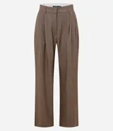 Pantalón de vestir estilo sastre con corte wide leg, confeccionado en tejido crepé color marrón con sutil estampado de rayas verticales. Presenta pliegues delanteros, cintura estructurada con trabillas y cierre frontal.