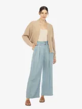 Cardigan de tejido de punto color beige, con cuello chal, manga amplia y bolsillos laterales.