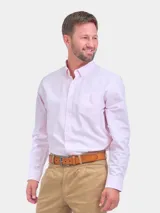 Camisa de corte clásico confeccionada en tejido Oxford con diseño de rayas verticales finas en color rosado y blanco. Presenta cuello abotonado, cierre frontal con botones y un bolsillo en el pecho.