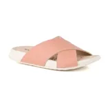 Sandalias bajas color salmón con tiras cruzadas y suela blanca.