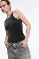 Body negro con hilos dorados y diseño geométrico.