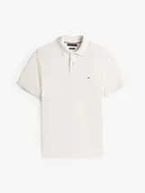 Chomba de piqué de algodón mercerizado color blanco hueso, con cuello de chomba y cartera con cremallera. Presenta un logo Tommy Hilfiger bordado en el pecho.