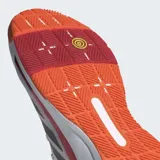 Championes Adidas Crazyquick para pádel, con empeine de malla blanca, detalles en gris, rojo y naranja. Incorpora tecnología Lightstrike en la mediasuela y suela Adiwear de alto agarre.
