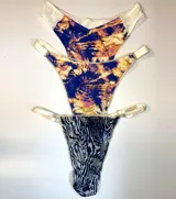 Pack de tres tangas estampadas con tiras finas.