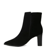 Bota de caña baja Bottero, confeccionada en cuero negro con acabado gamuzado. Presenta diseño de punta fina, taco cuadrado de altura media y cierre lateral interno.
