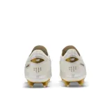 Championes de fútbol New Balance modelo 442 V3, edición limitada en color blanco perlado con detalles en dorado. Presentan una parte superior de microfibra TrueTouch de una sola pieza, cuello Hypoknit transpirable y suela de nailon con tacos cónicos para césped natural.