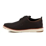 Zapato casual acordonado color café, con diseño de paneles combinados en cuero y textil, y suela de goma blanca con detalle de línea roja.
