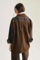 Camisa de algodón con estampa a cuadros en tonos marrones, de manga larga y calce relajado, con cuello y detalles en corduroy.