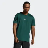 Remera deportiva verde con logo 2XU estampado en el pecho.