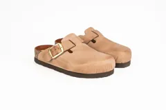 Zueco color tostado con hebilla dorada ajustable, plantilla anatómica y suela de goma.
