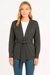 Cárdigan gris oscuro melange con cuello en V, corte holgado, mangas largas y lazo para atar en la cintura.