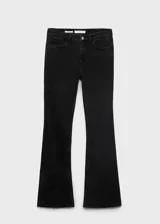 Jeans tiro medio de corte flare confeccionados en tejido confort con elasticidad. Presentan diseño de cinco bolsillos, trabillas y cierre delantero con cremallera y botón.
