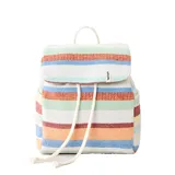 Mochila pequeña de estilo casual con diseño de rayas horizontales multicolores. Cuenta con cierre de solapa con cordón ajustable, asa superior y correas de hombro. Incluye etiqueta de la marca Rip Curl en la solapa.