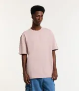 Remera de corte relaxed, confeccionada en algodón de tejido grueso con cuello redondo y mangas cortas.