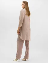Conjunto de tres piezas compuesto por una musculosa recta, un cardigan liviano de frente abierto con mangas 3/4 y un pantalón de seda fría. La musculosa y el cardigan están confeccionados en tejido plisado con hilos metalizados tornasolados. Incluye collar removible y forro interno a tono.
