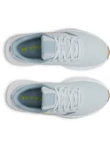 Championes Under Armour W Aurora 3 de color celeste, diseñados específicamente para el pie femenino. Con parte superior de malla transpirable, suela blanca y suela exterior de goma.