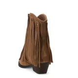 Botas estilo texano de cuero color blanco, con diseño de caña corta y flecos largos decorativos sujetos por remaches metálicos. Presentan punta cuadrada y taco bajo de madera.