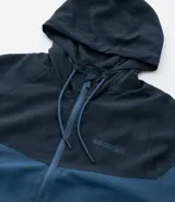 Campera deportiva Get Over con capucha y cierre frontal de cremallera. Presenta un diseño bicolor en tonos grises con estampa lettering en el pecho, bolsillos laterales, puños y bajo elásticos.