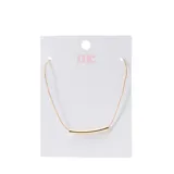 Collar plateado de cadena fina con un dije tubular metálico horizontal.