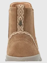 Botin tipo Chelsea de gamuza color tostado, con paneles laterales elásticos y detalle de cinta tejida en el talón. Cuenta con suela de goma con tecnología Spinal Flex diseñada para mejorar la postura.