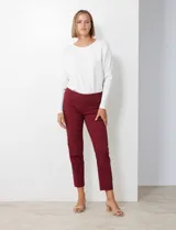 Pantalón de vestir color borgoña, de corte recto y largo al tobillo.