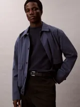 Sweater de corte boxy confeccionado en tejido de punto técnico, con cuello semi alto y mangas largas. Presenta un diseño minimalista y relajado con acabado liso.