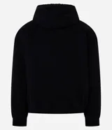 Campera con capucha de estilo urbano, confeccionada en sarga de algodón con efecto lavado. Presenta cierre frontal por cremallera, bolsillos tipo canguro, mangas largas con puños ajustados y bajo elástico. Incluye forro interior de poliéster.