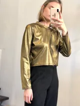 Top dorado de manga larga con cuello media polera.