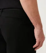 Bermuda de sarga color blanco, de corte recto y diseño básico con bolsillos laterales y traseros.