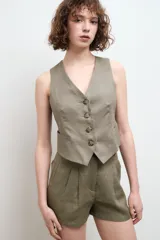 Chaleco sastre color amarillo mostaza, confeccionado en lino con forro de algodón y cierre frontal con botones.