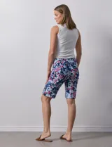 Bermuda a la rodilla con estampado de rayas verticales azules y blancas, pretina ancha elastizada.