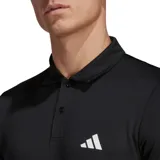 Chomba de piqué negra con logo Adidas blanco en el pecho.