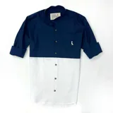 Camisa de manga larga con cuello mao, combinada en azul marino en la parte superior y blanca en la parte inferior.