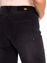 Jeans de denim negro gastado, de corte amplio y tiro medio, con diseño clásico de cinco bolsillos y un sutil roto en la pierna derecha.