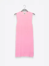 Minivestido ajustado de tejido de punto color rosa, sin mangas y cuello redondo.