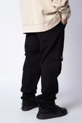Pantalón cargo de jean con lavado ácido en tono gris, corte holgado, bolsillos laterales tipo cargo y bolsillos frontales tipo parche.