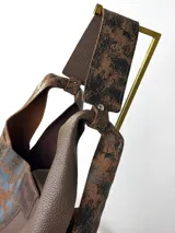 Cartera tipo shopper de cuero genuino, marca Chabas, diseño en dos tonos combinando cuero marrón texturizado y cuero con estampado efecto desgastado. Incluye un sobre removible a juego.