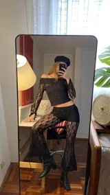 Pantalón de encaje negro tiro bajo con corte oxford, transparente, que incluye un short interior.