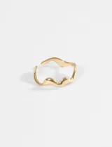 Anillo abierto de acero quirúrgico con diseño orgánico de líneas curvas y acabado pulido.