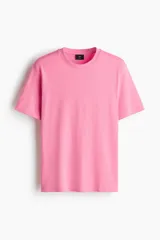Remera de algodón liviano color rosado, con cuello redondo y diseño clásico de manga corta.