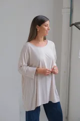 Remera de algodón de corte oversize, con cuello redondo y mangas largas con terminación de dobladillo ancho.