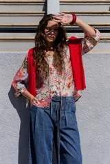 Blusa de manga larga con estampado floral multicolor, cuello mao y cordones colgantes en el escote.