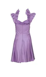 Vestido corto color lila, con escote recto, mangas con volados, abertura en la cintura y falda acampanada. Cierre invisible en la espalda.