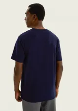 Remera blanca de corte regular y manga corta, con estampa frontal inspirada en un club de pesca en tonos azul y rojo.