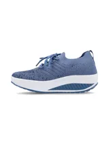 Zapatillas Hush Puppies modelo Amaze, de diseño slip-on con cordones decorativos. Confeccionadas en tejido flyknit color azul denim, cuentan con una suela de plataforma blanca con diseño estriado y plantilla de memory foam para mayor amortiguación.