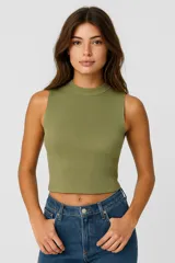 Top blanco de viscosa con cuello alto y corte entallado.