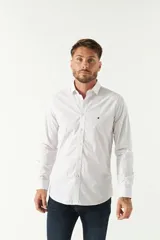 Camisa de manga larga para hombre, color azul claro con microestampado de cuadros. Presenta un corte slim y cuello abotonado.
