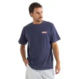 Remera de manga corta color azul marino con costuras a contratono en color blanco. Presenta un pequeño logo rectangular con la palabra Rhythm en el pecho.